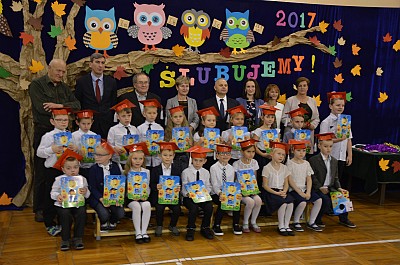 Zdjęcia z inauguracji inicjatywy 2 rok BEZPIECZNE I WIDOCZNE DZIECKO połączone ze slubowaniem klas 1 szkoły podstawowej nr.3 w Biłgoraju